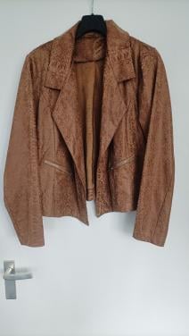 Nep suède jasje, cognac kleur met slangenprint. Maat 40/42