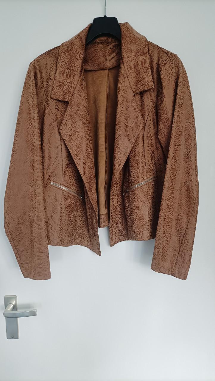 Nep suède jasje, cognac kleur met slangenprint. Maat 40/42