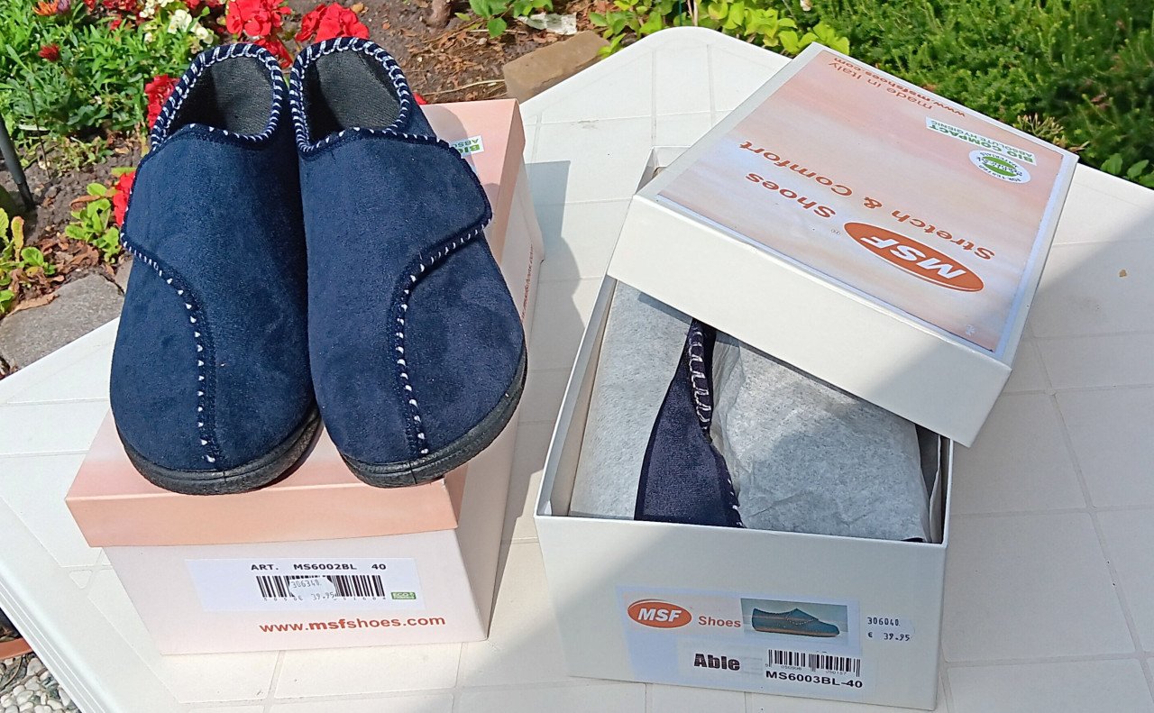 Nieuwe DAMES PANTOFFELS  (zitten nog in doos)