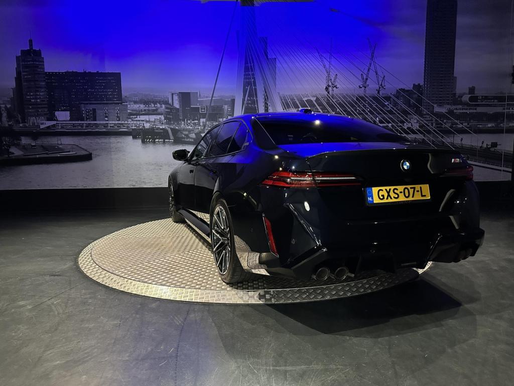BMW M5 5-serie *limousine v8 m hybrid*carbon extr*b&w*alcantarahemel*nl-aut
