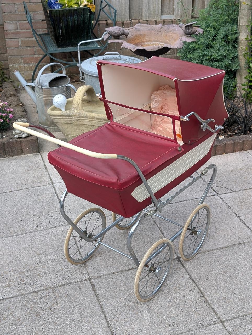 Vintage poppenwagen