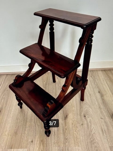 Bibliotheektrapje / bankje/stoel/ tafeltje.