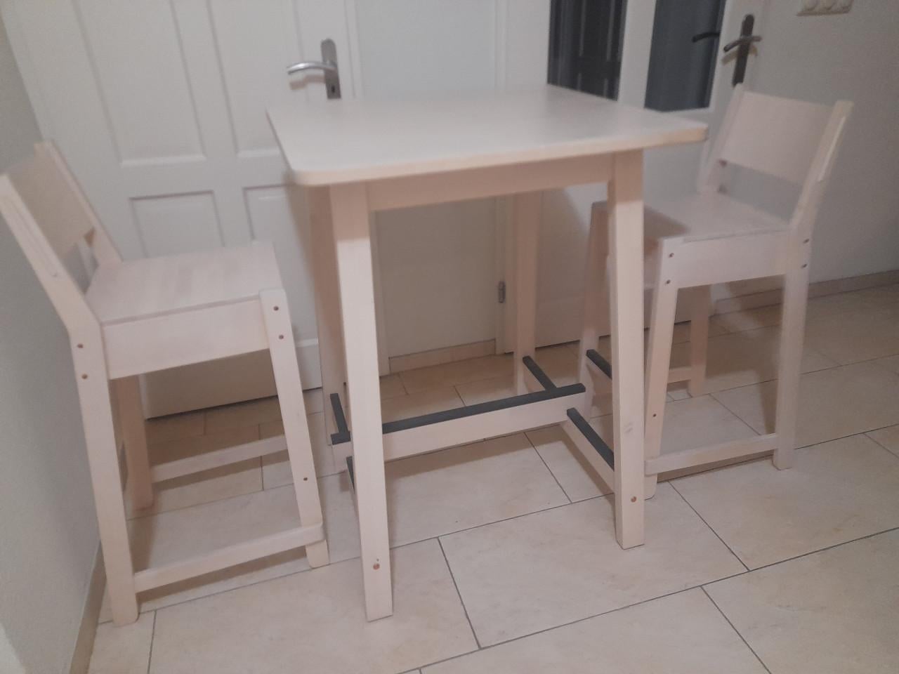 Bartafel 75 x 75 met 2 barkrukken (in goede nette staat )