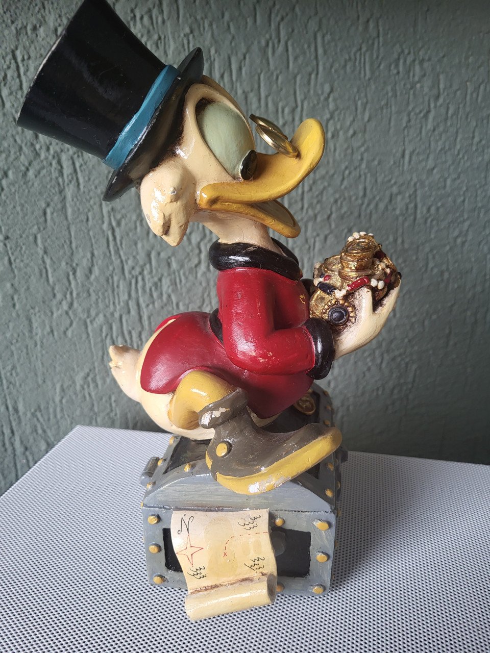 Dagobert Duck op schatkist Disney figuur