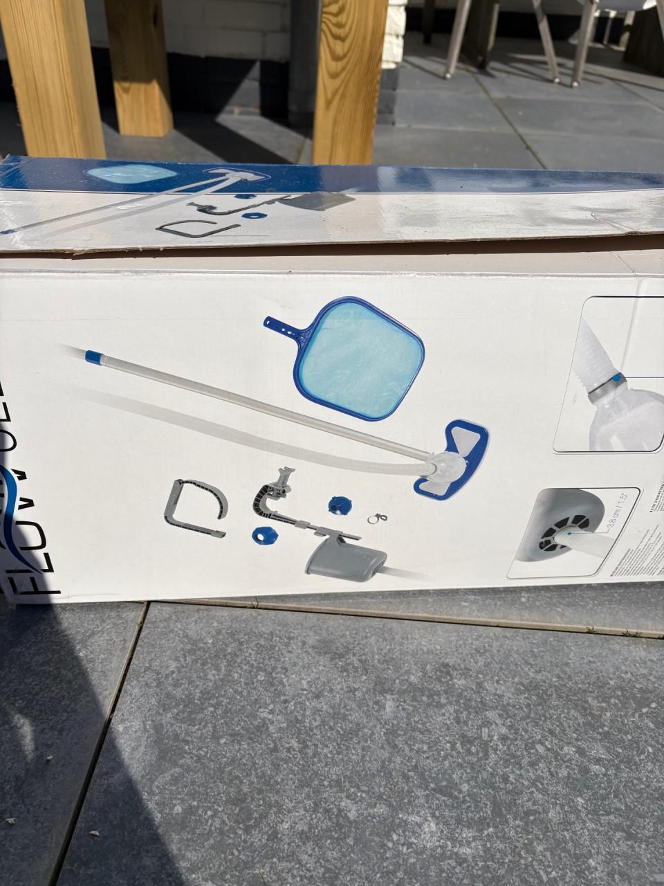 Flowclear schoonmaakset zwembad.