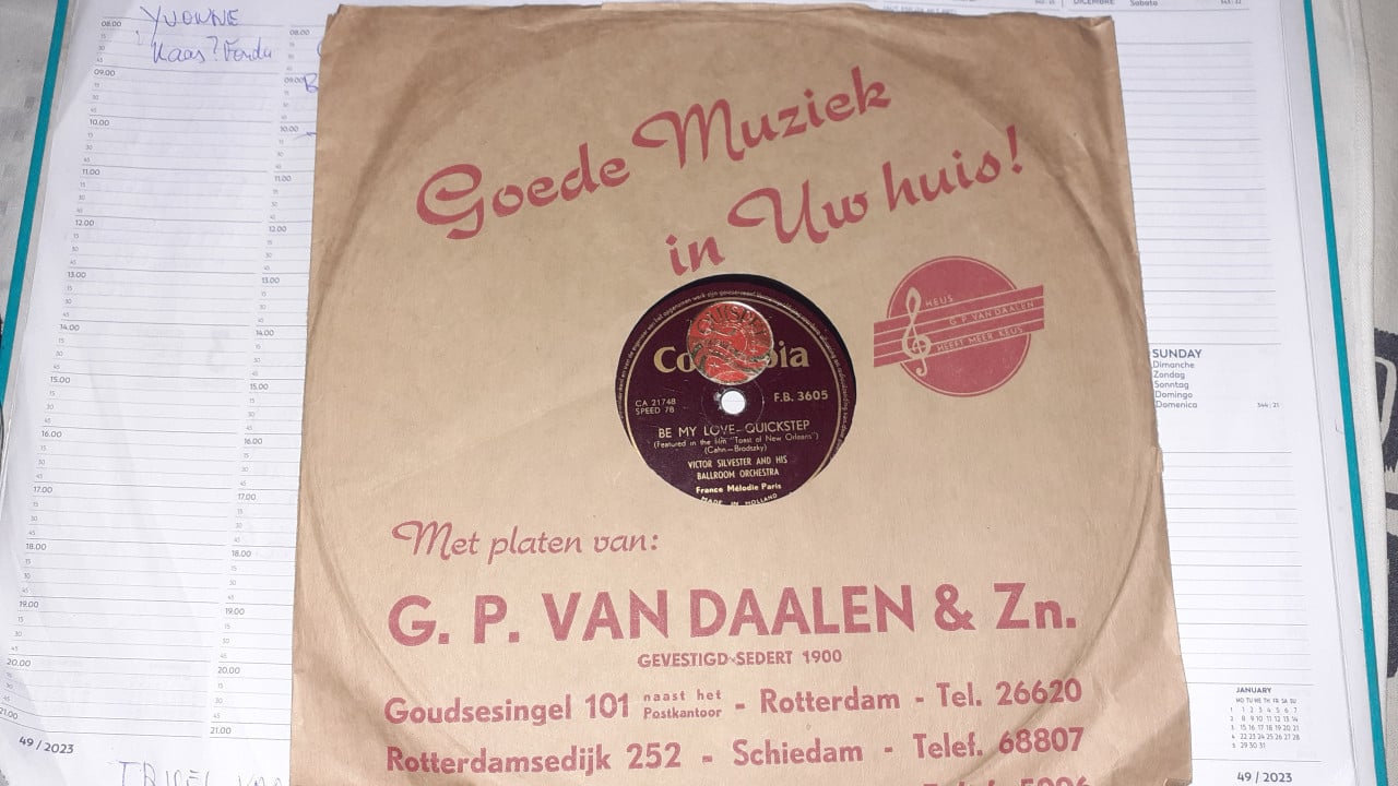 Koffer Grammofoon - .....+........met 100 Singeltjes 45 toeren