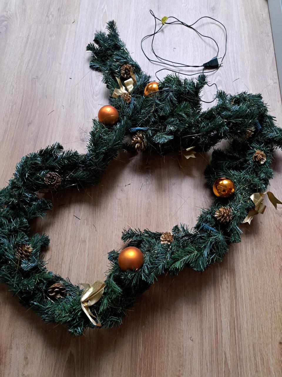 Schitterende kerst quirlande compleet met verlichting.