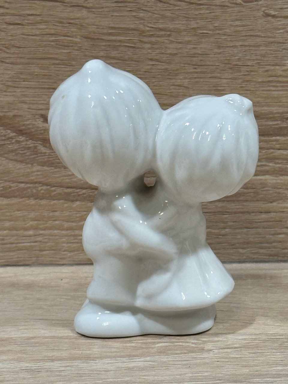 Schattig wit beeldje van een knuffelend stelletje