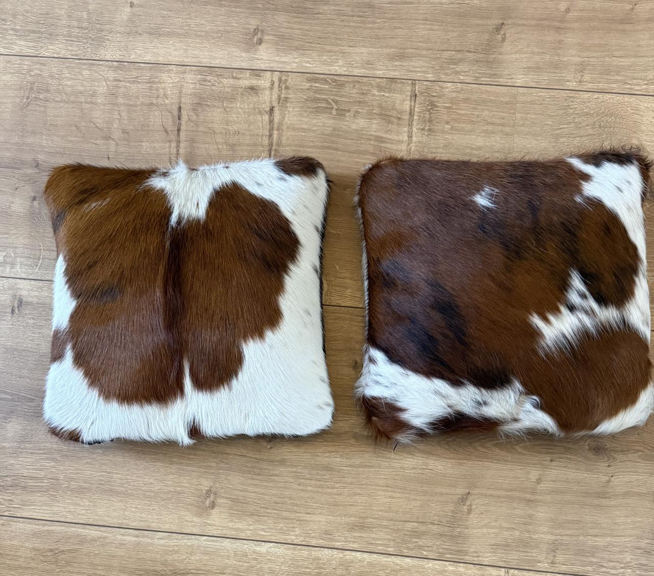 2 leren koeienhuid kussens - 36x36cm (zolderopruiming) € 35,00