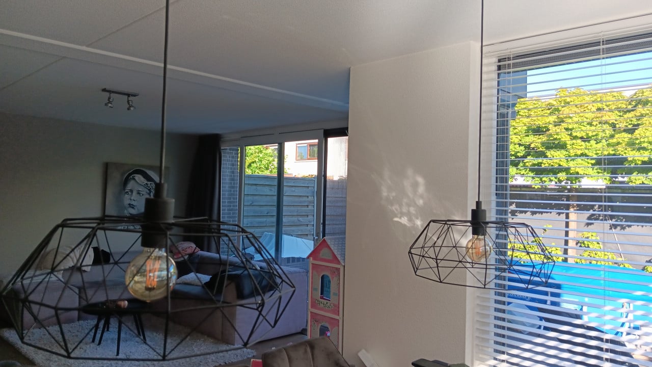 2 zwarte lampen
