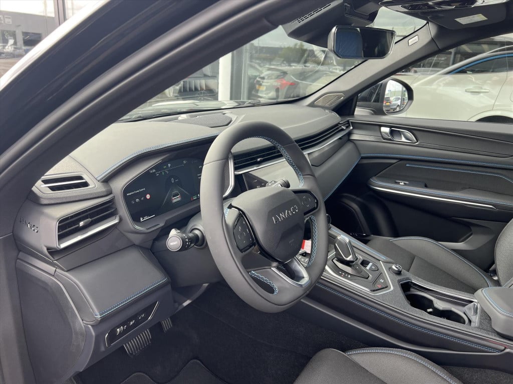 Lynk & Co 01 1.5 261pk plug in hybrid , stuurverwarming , panodak , adaptiv