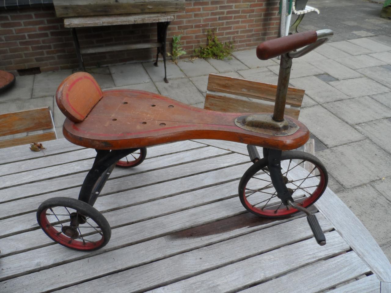 Antieke driewieler +/_ 75 jaar oud