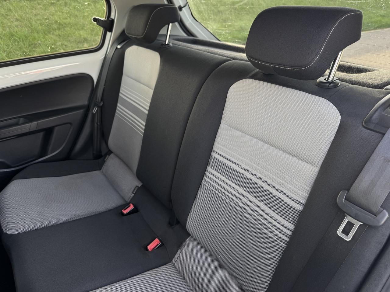 Volkswagen 1.0 High up! Bluemotion white edition