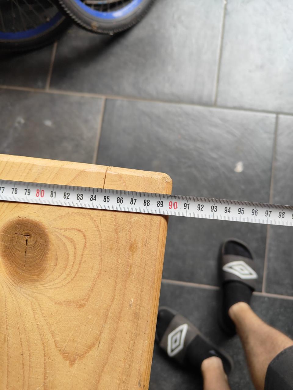 Mooie industriële tuintafel