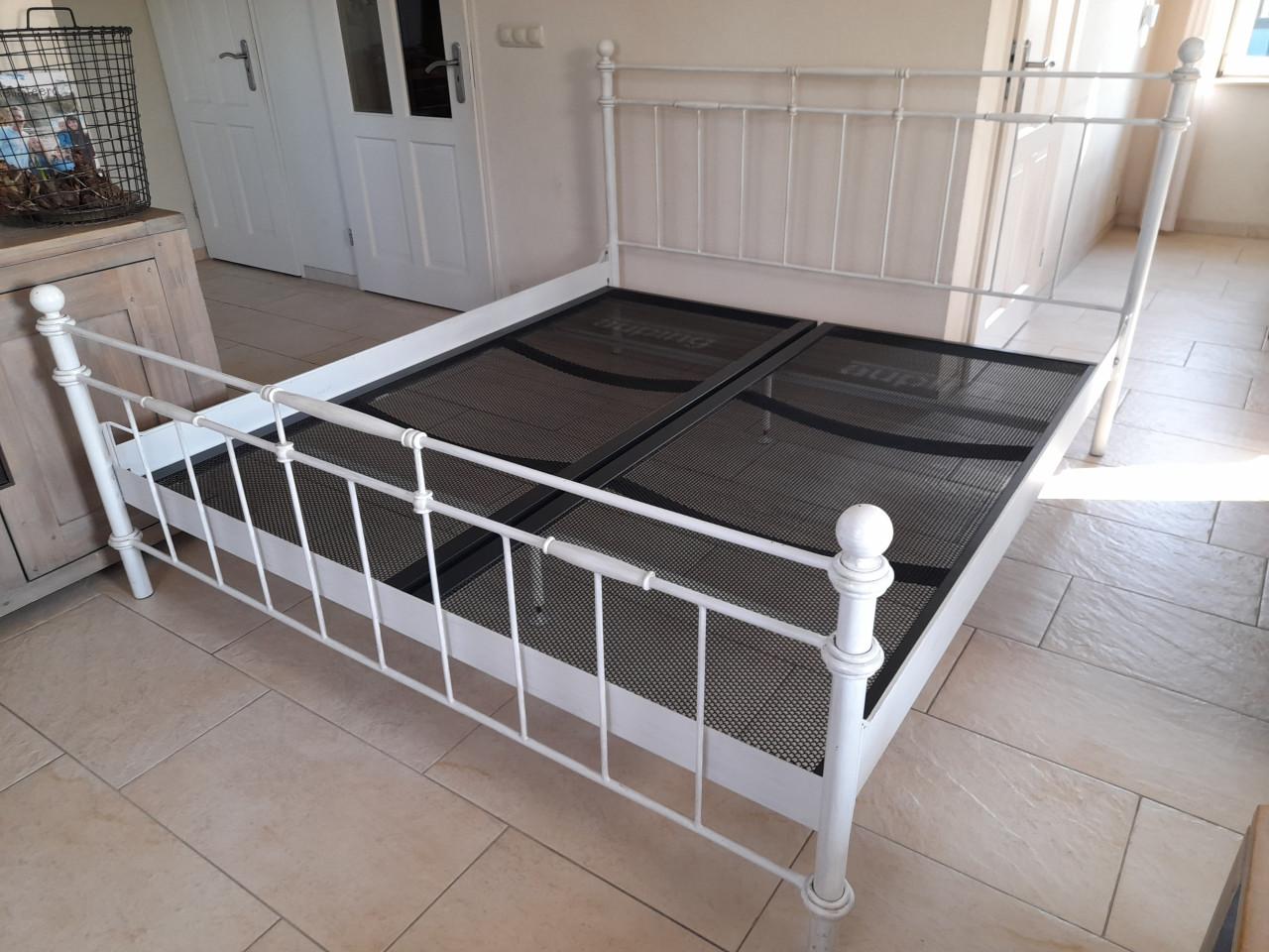 Stevig 2 Persoons bed 180 x 200 met Auping spiralen (in goede nette staat )