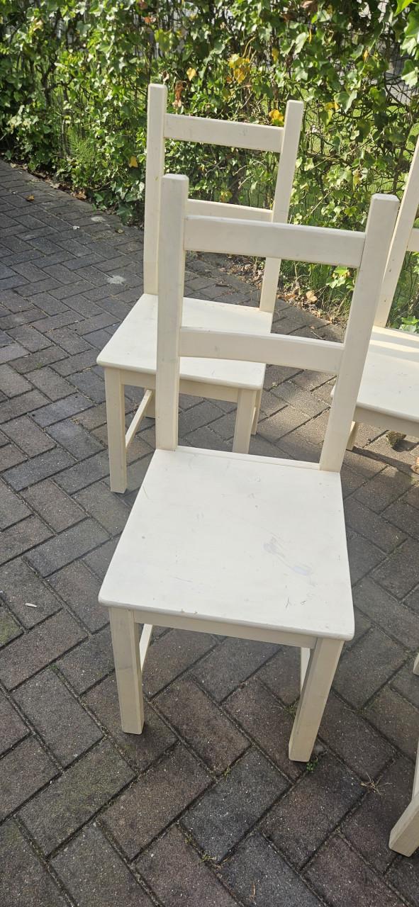 6 houten stoelen, gratis of voor kratje bier