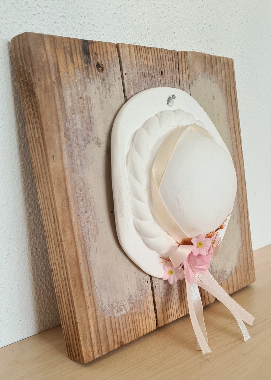 Romantisch hoedje van gips op houten plankje 22x22½ cm