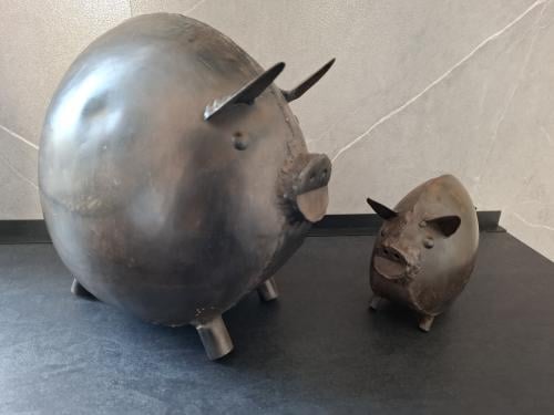 Set 2 metalen varkens