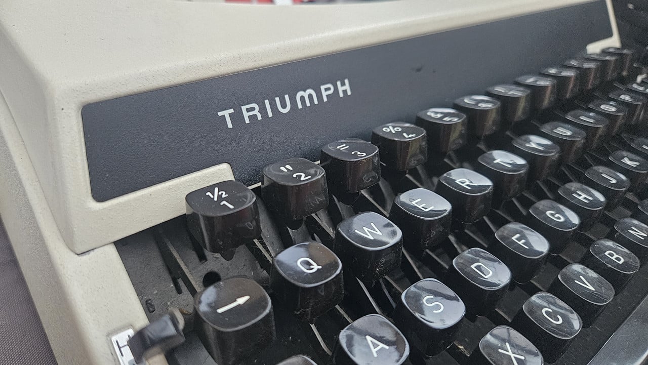 Triumph mechanische typemachine met koffer en handleiding