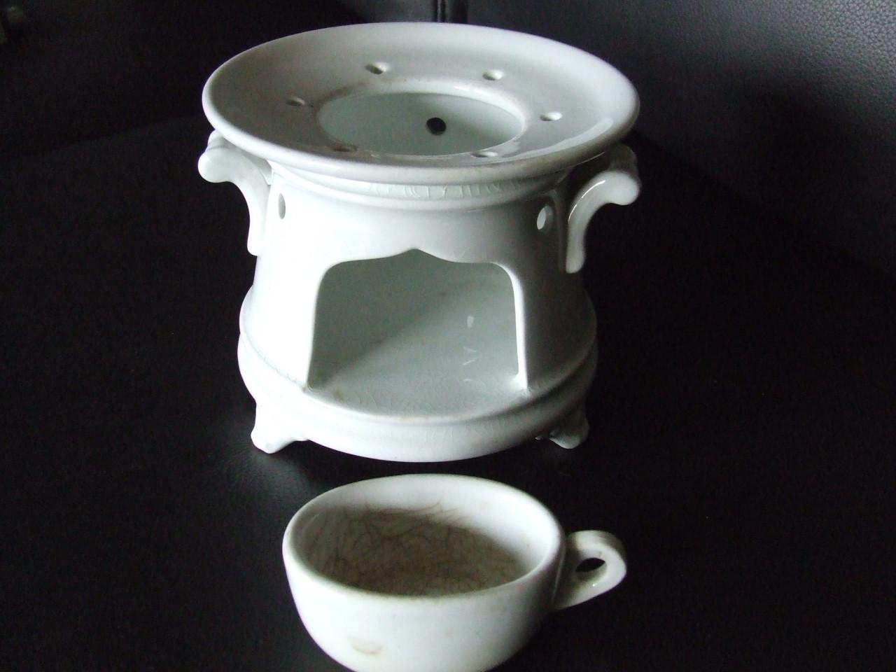 Petrus Regout wit theelicht op pootjes met vetschuitje