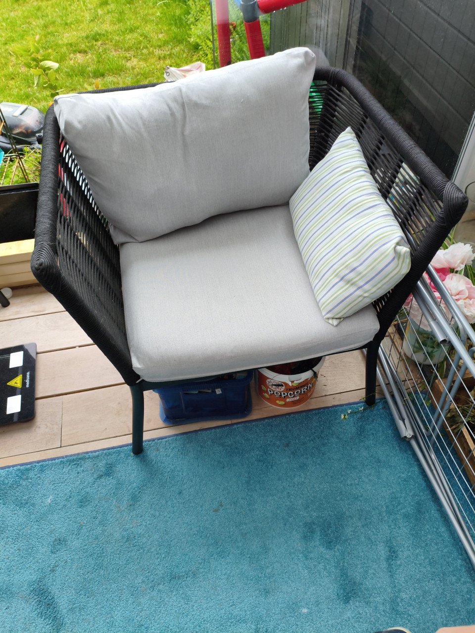 Loungeset 5 zitplaatsen, 2 stoelen, 1. bank met kussens.