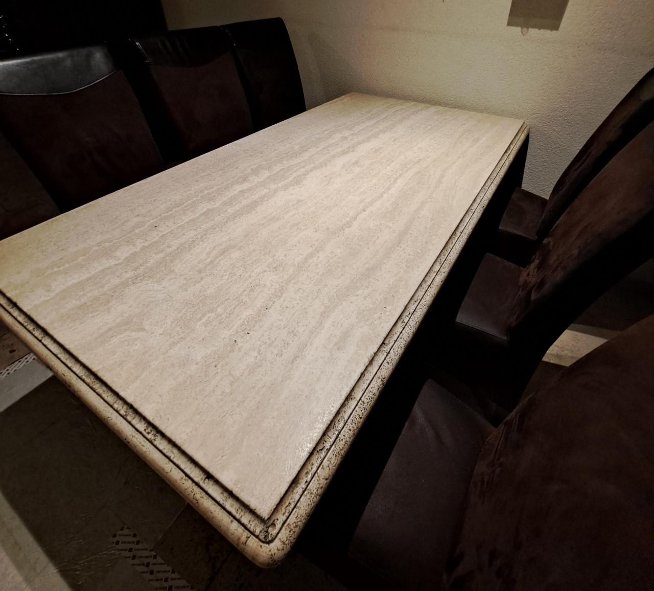 Zware natuurstenen eettafel.