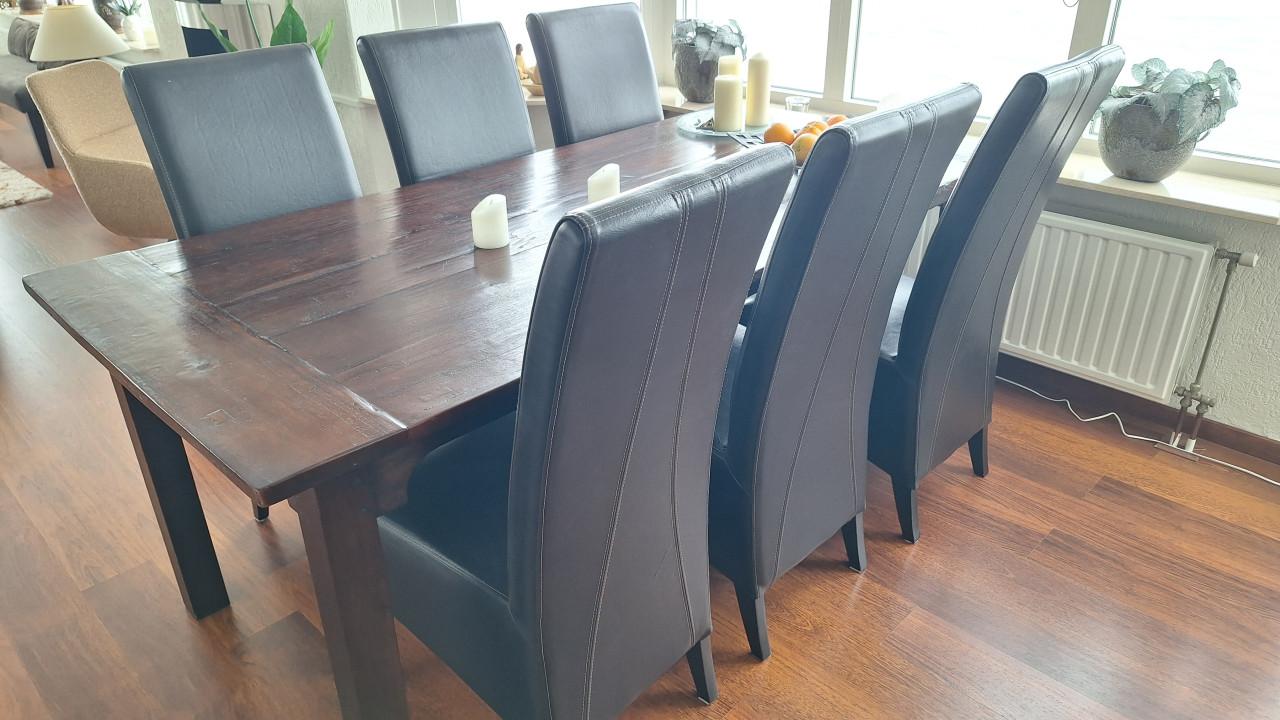 Eettafel en eetkamerstoelen