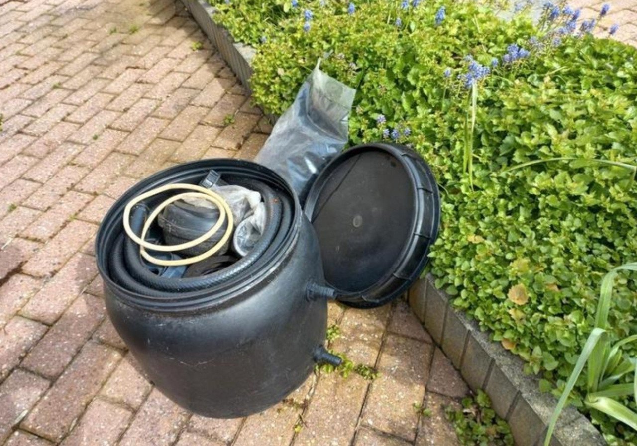 Vijver filter ton met inhoud