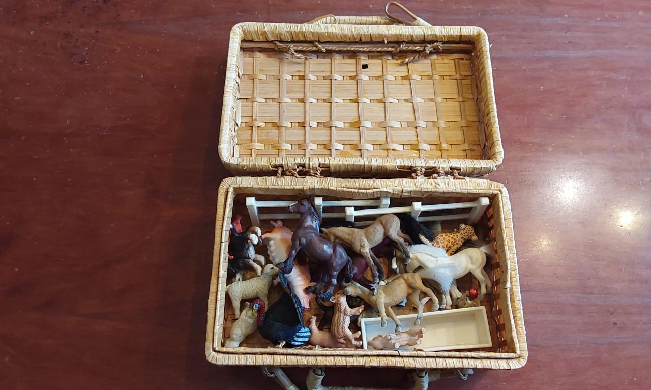 Diverse beestjes, 2 losse hekken en 1 voederbak samen in rieten mandje