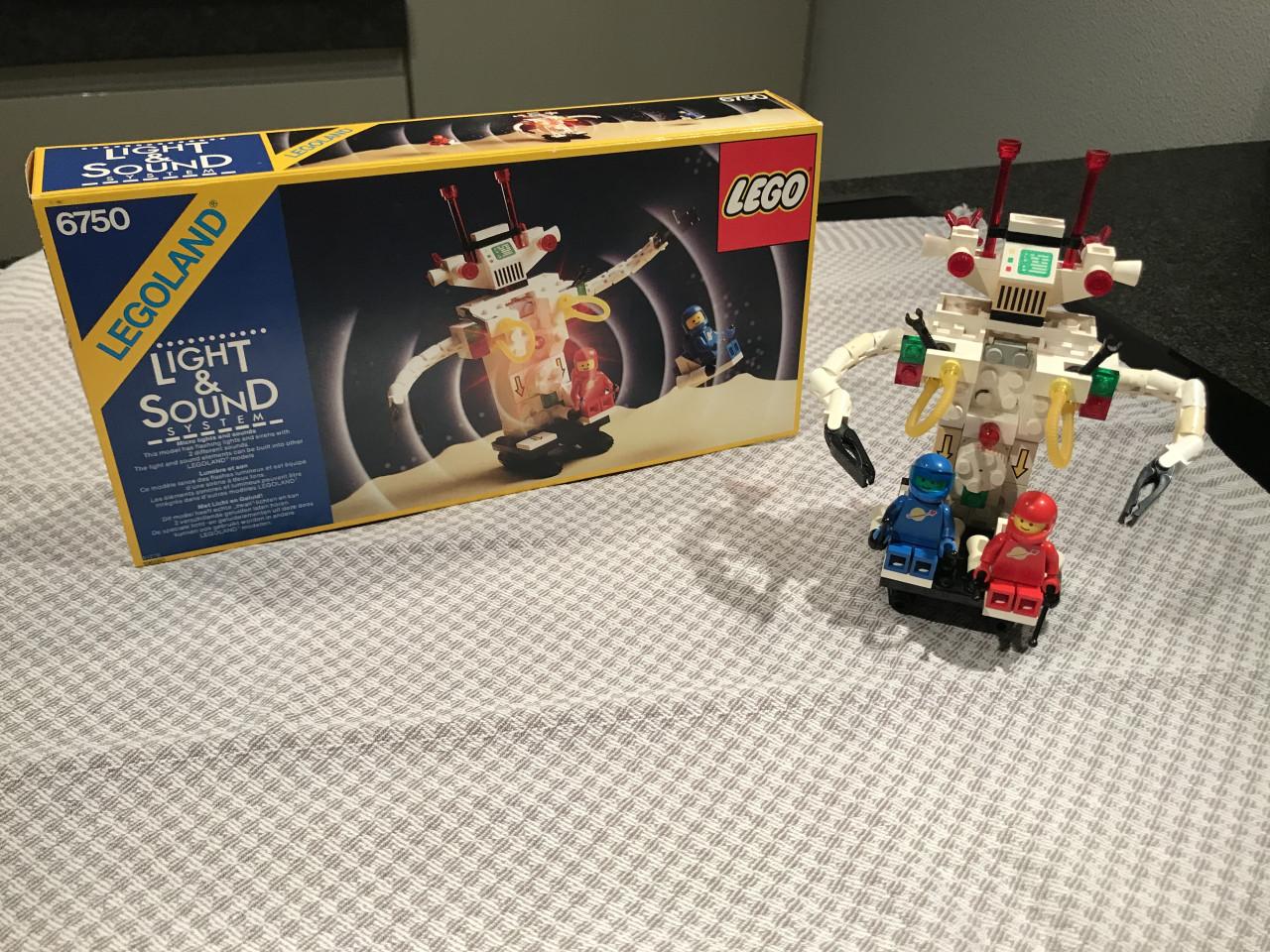 Lego robot 6750