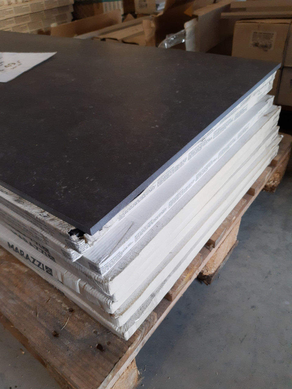 3030-47 ca 12,96 m² Antraciet betonlook vloertegels,per m² van € 82,32 voor