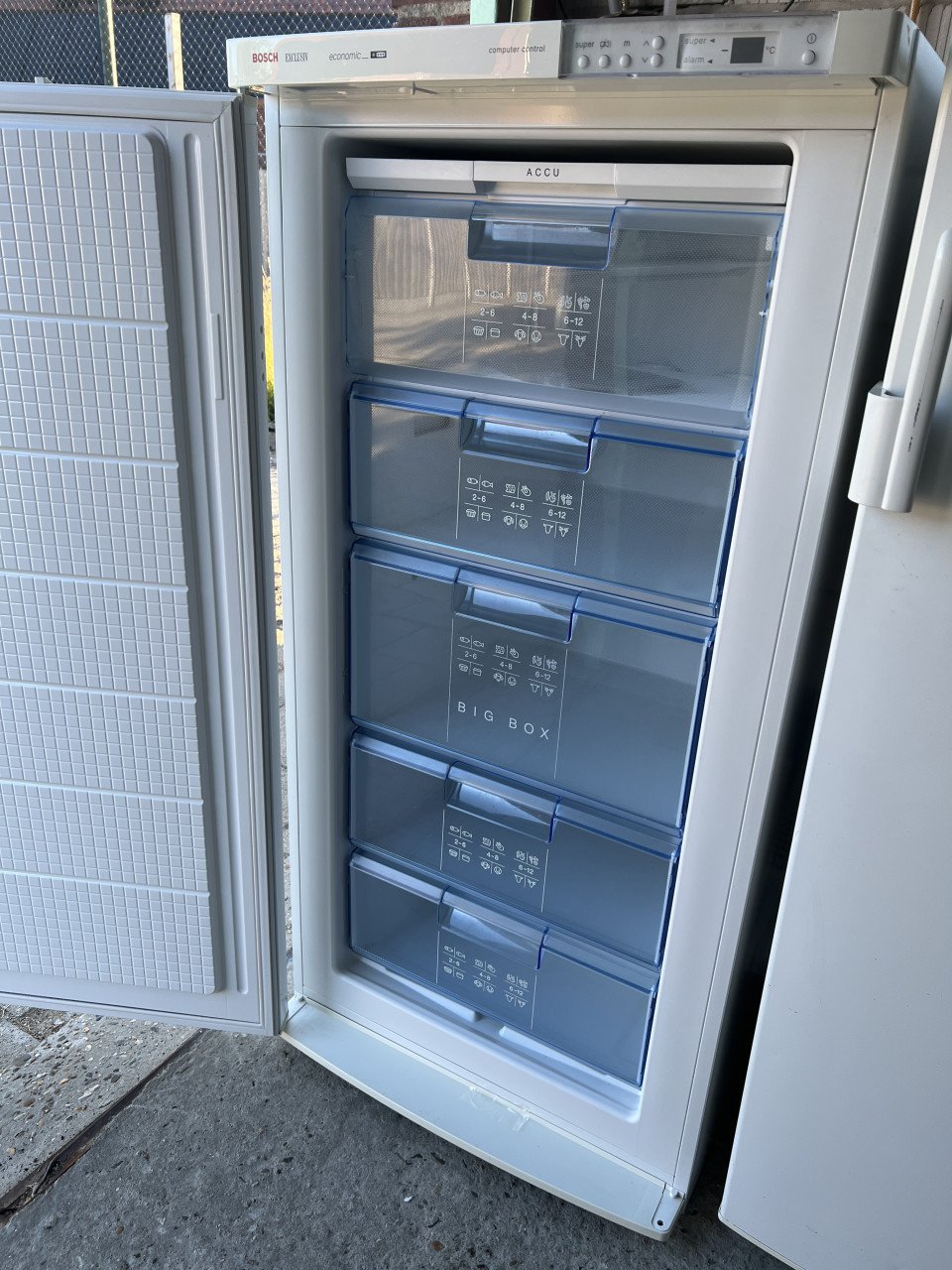 Bosch vrieskast vriezer 135x65 x65 cm. 220 liter als nieuw niet gebruikt