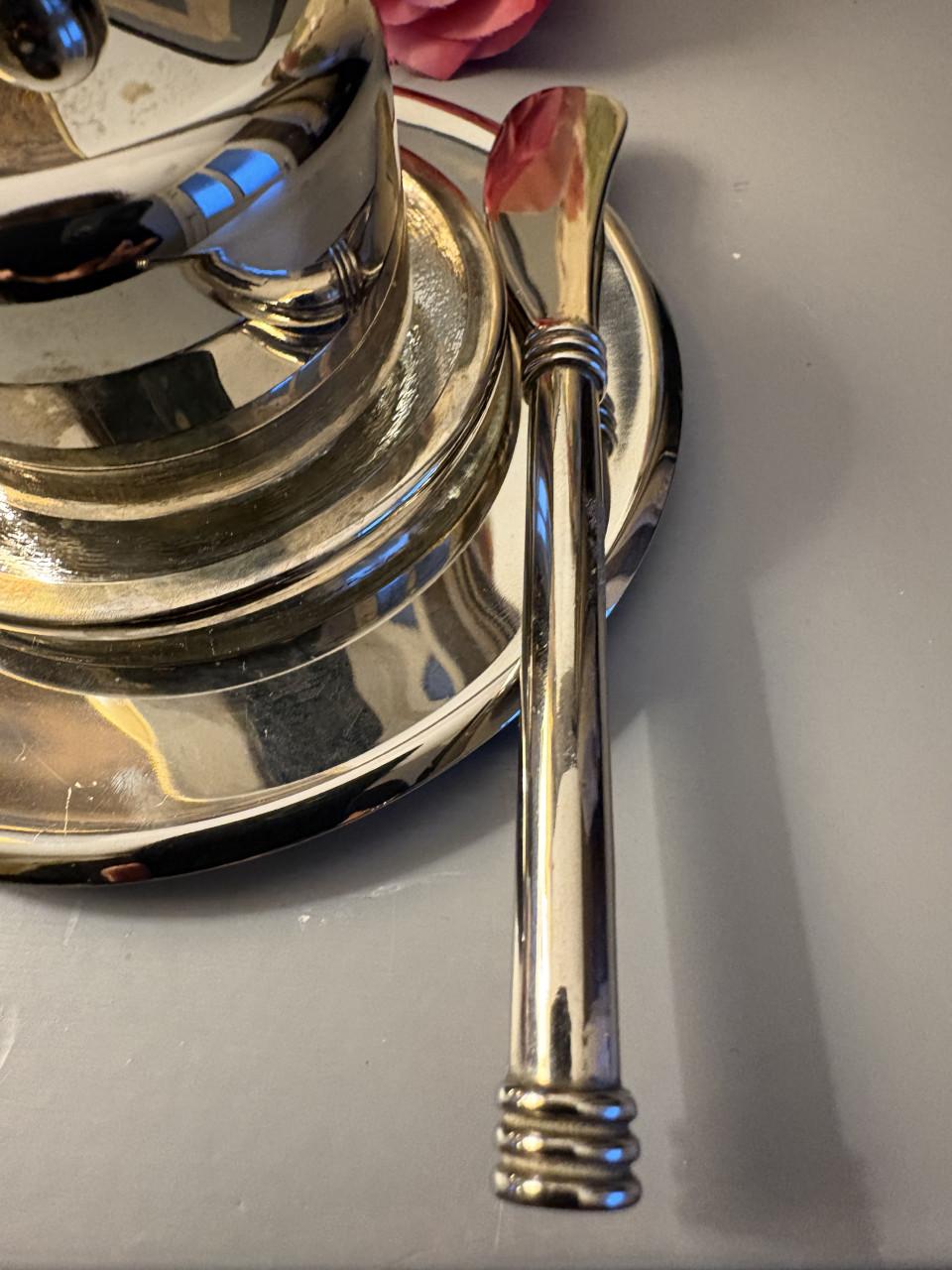 Boterschaaltje met deksel + uitsmeermes