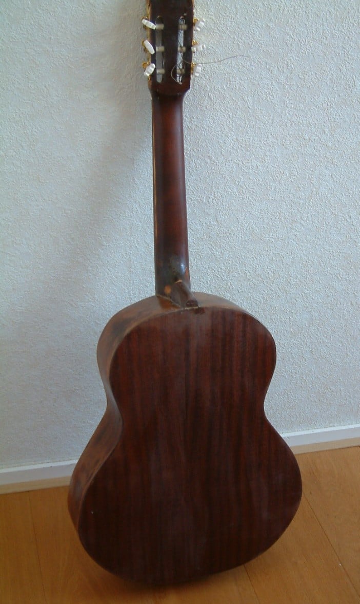 Klassiek  gitaar  goede klank is een oudere goede gitaar die je vlug pakt