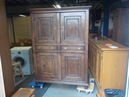 Mooie kwaliteit geheel massief koloniaans wandmeubel in zeer goede staat