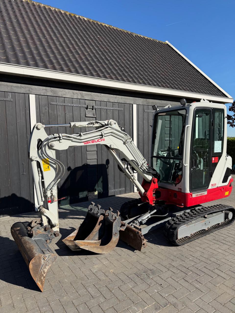 Takeuchi TB225 zo goed als nieuw!!