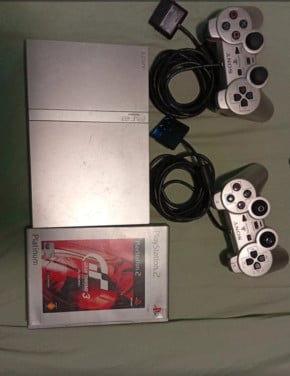 Playstation 2 met 2 controllers en grand turismo