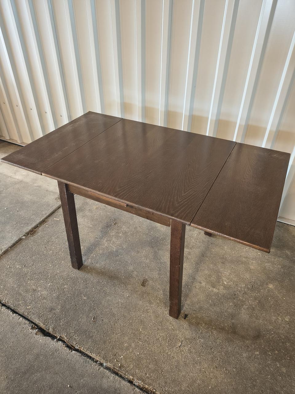 Tafel met 2 stoelen