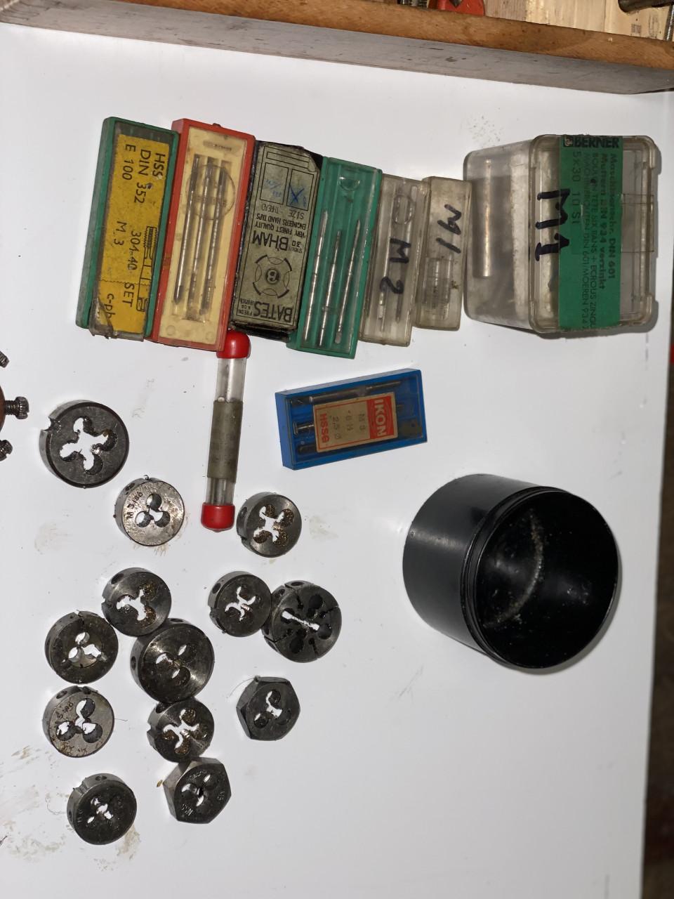 Grote partij tappen en snijijzers;wringijzers;krukjes draadmeters ed.