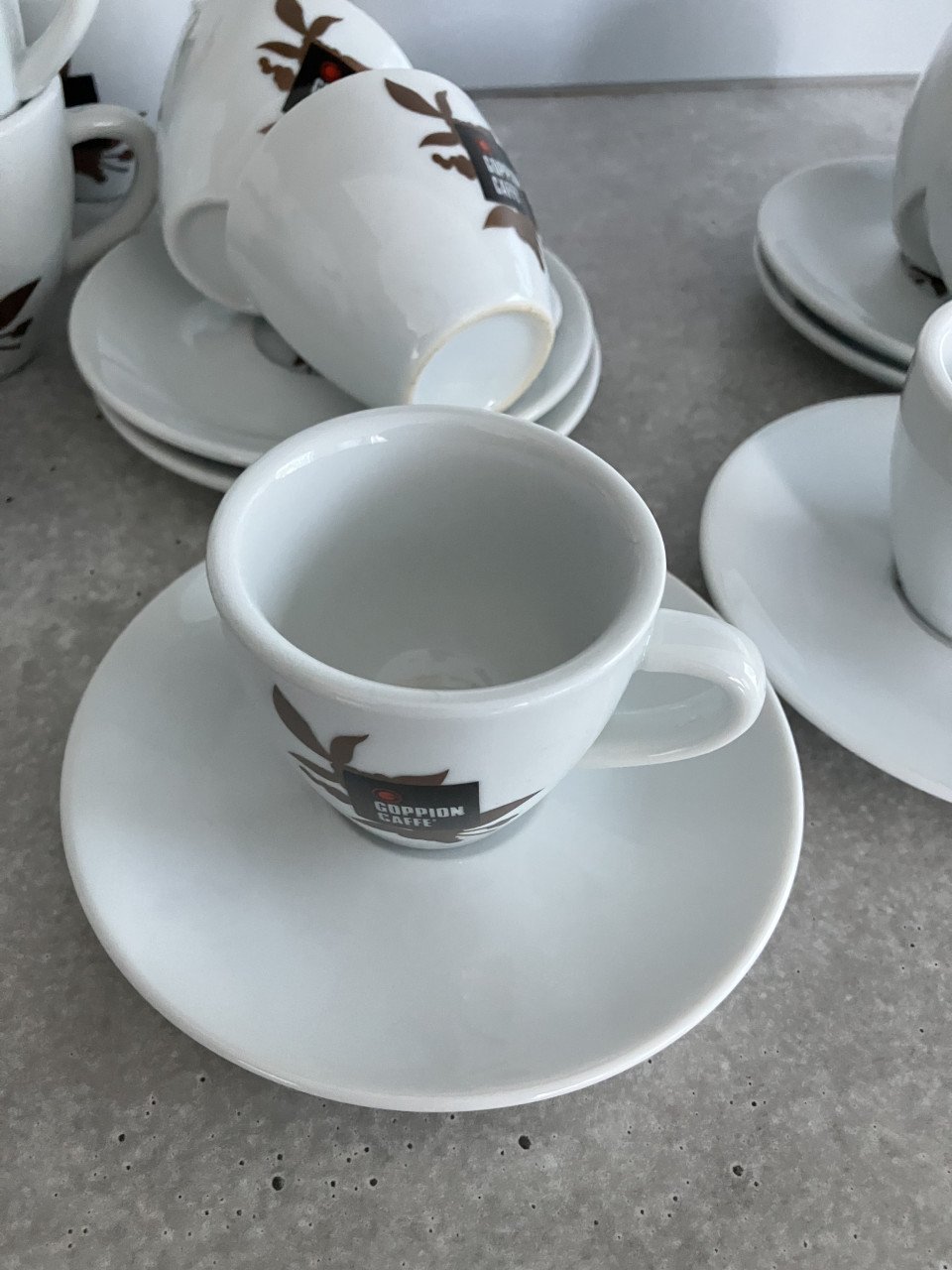 Te koop grote en kleine kop en schotels in goede staat