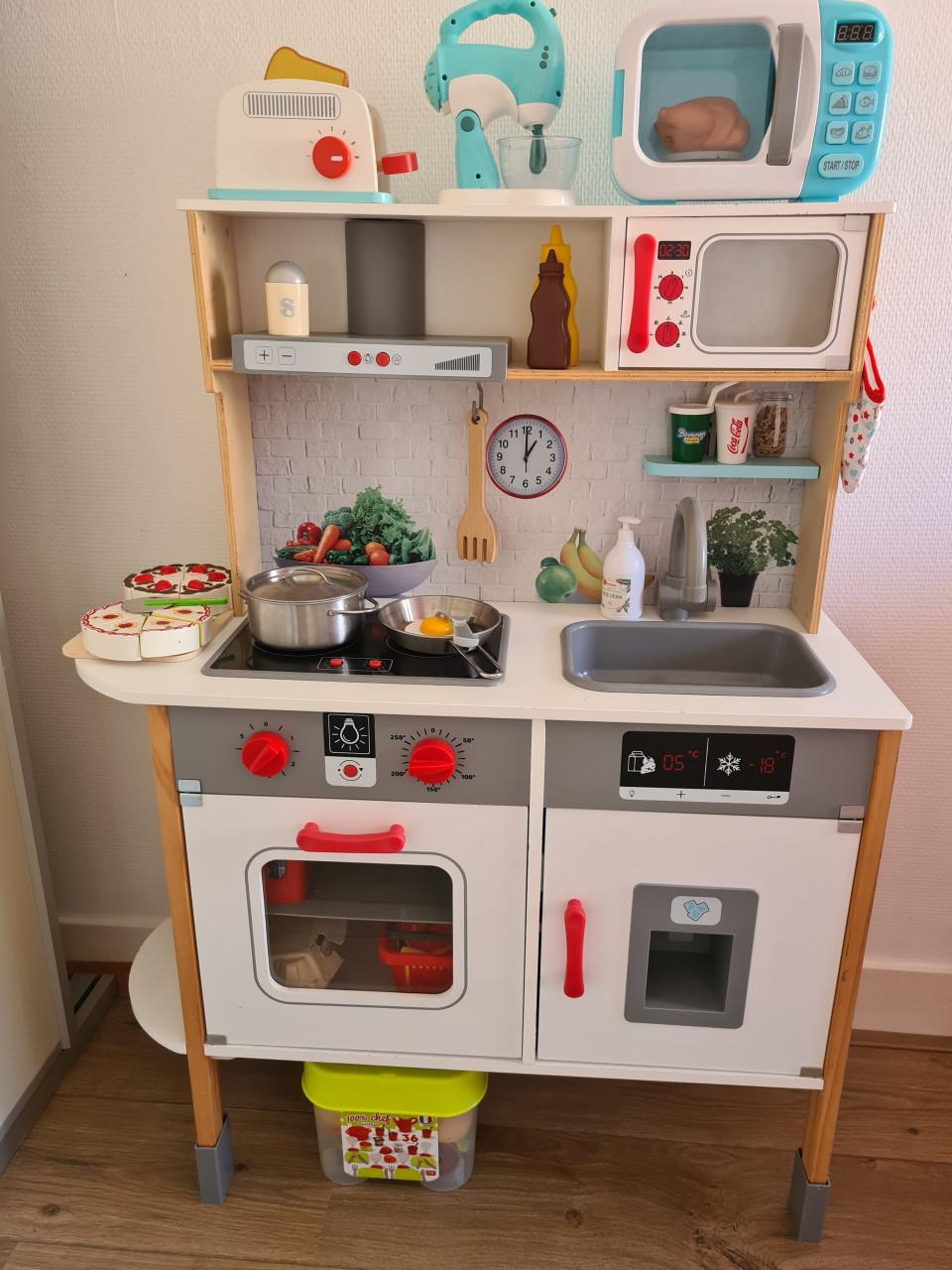 Houten speel keuken met geluiden , licht en ongeveer 150 accessoires