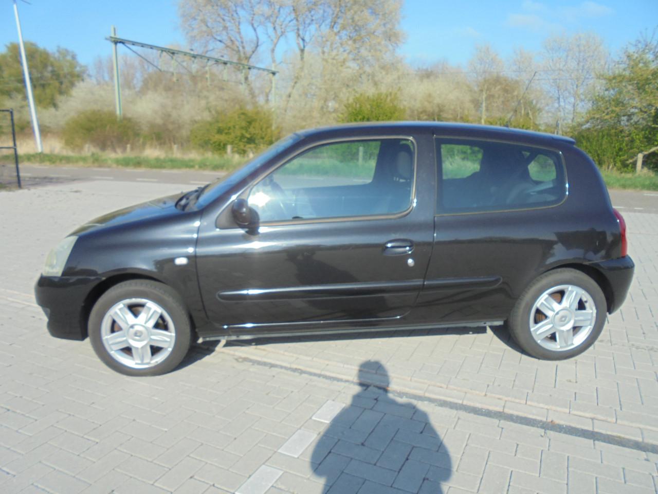 Clio 1.2-16V Zwart Metallic apk januari 2026 met N.A.P Airco ijskoud € 1495