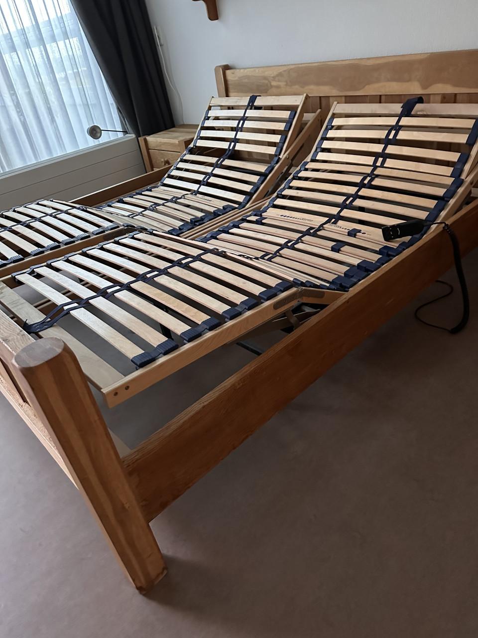 Ledikant met twee nachtkastjes. Elektrisch bedienbaar.