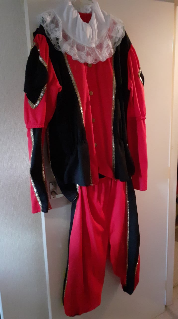 Rood pietenpak met accessoires