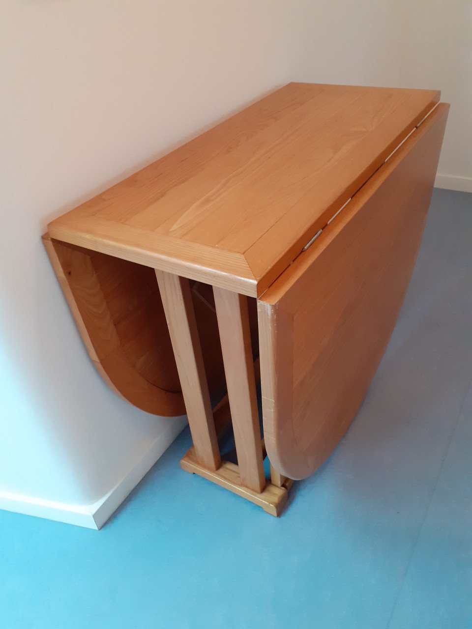 Mooie eet- of vergadertafel van echt beukenhout