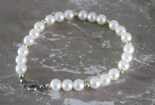 Armband et pareltes en goudkleurige kraaltes