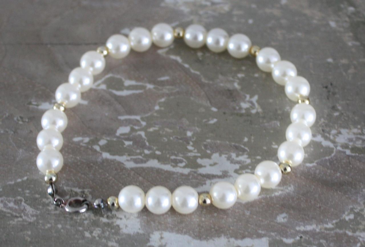 Armband et pareltes en goudkleurige kraaltes