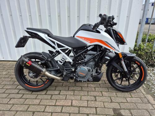 KTM Duke 390 uit 2025, stoere naked bike