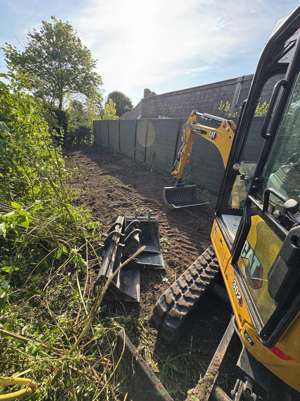 Minikraan mee machinist voor diverse werkzaamheden in u tuin