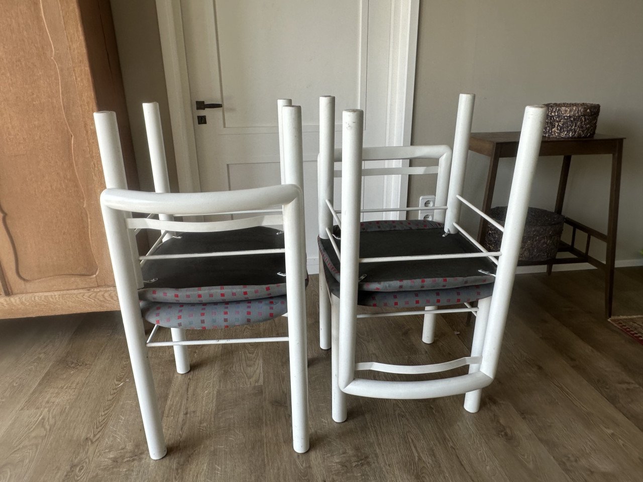 4 stijlvolle, strakke eetkamerstoelen. Grijsblauw.